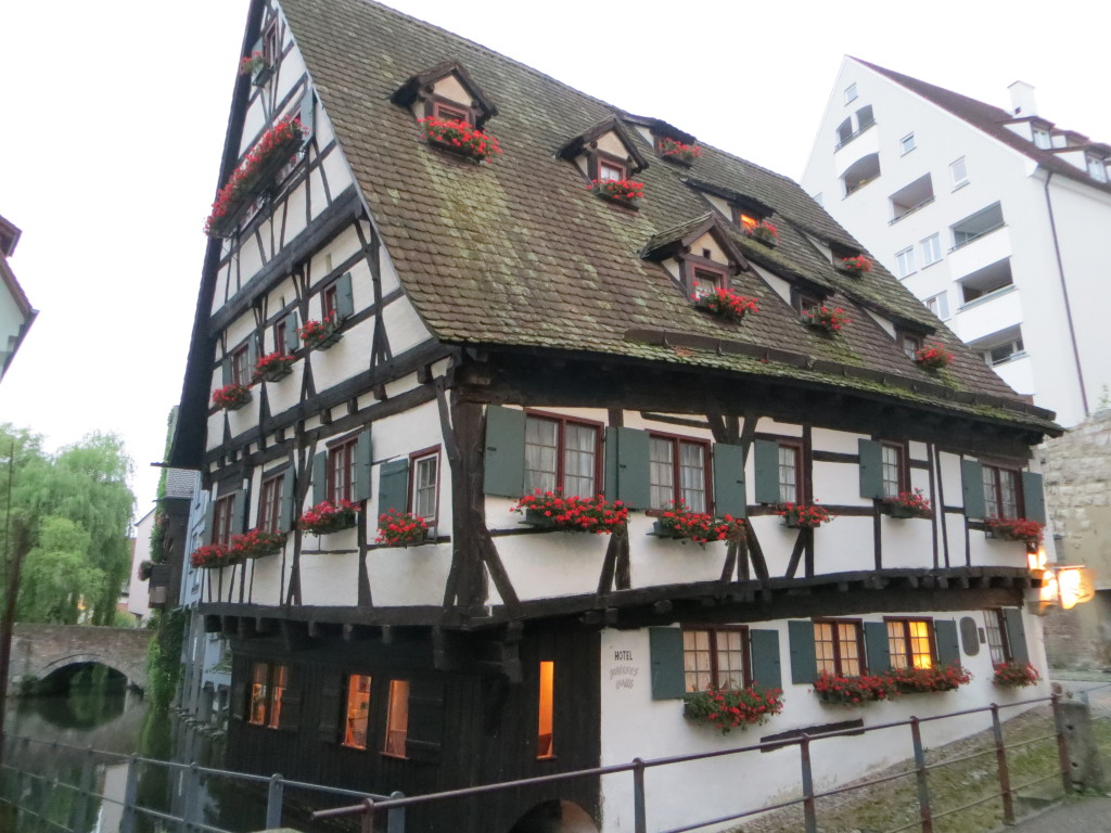 L'hôtel le plus penché du monde, il paraît. C'est en tout cas vraiment pas droit.